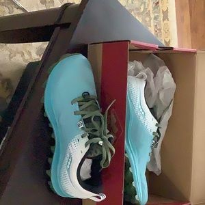 Brand new saucony trail sneakers